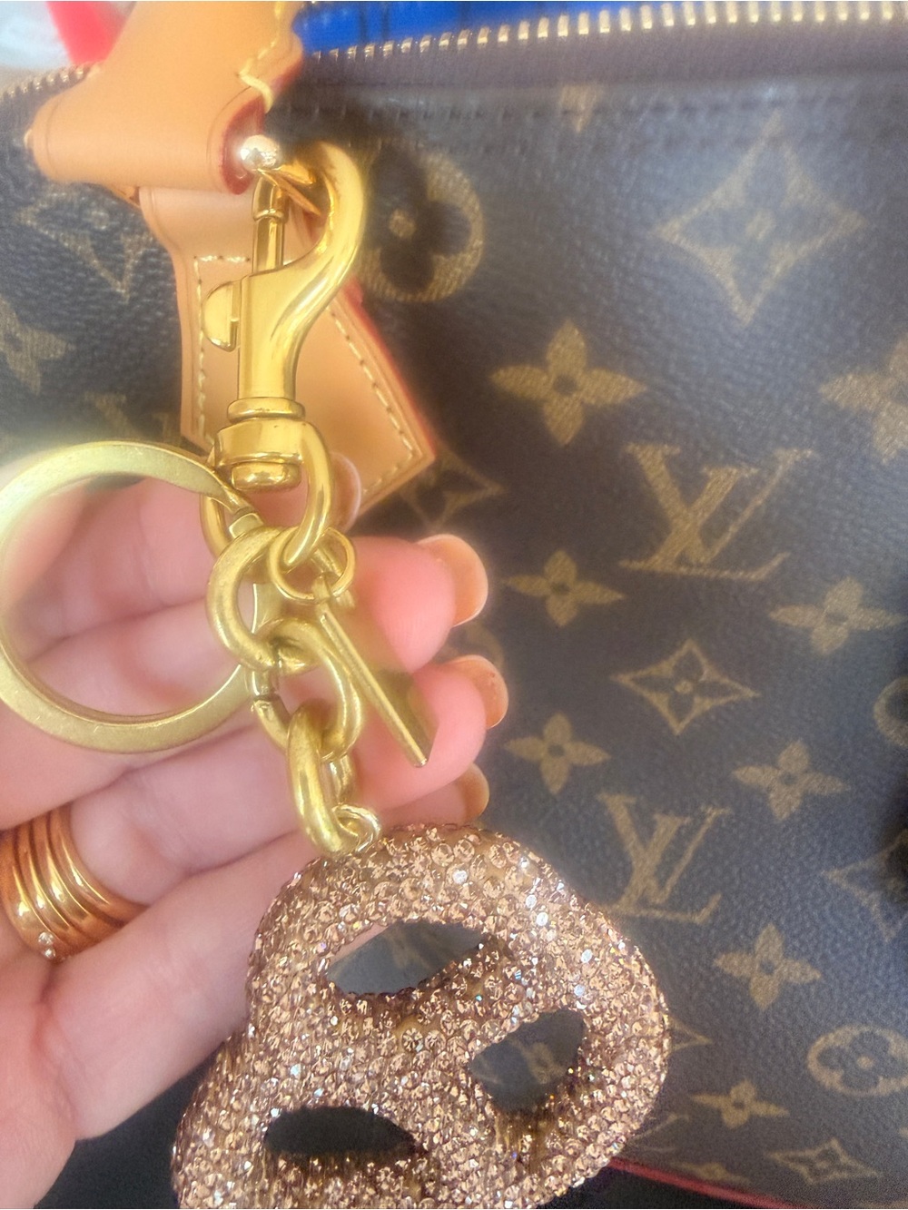 Crystal pretzel bag charm with brass - Picture 2 of 5